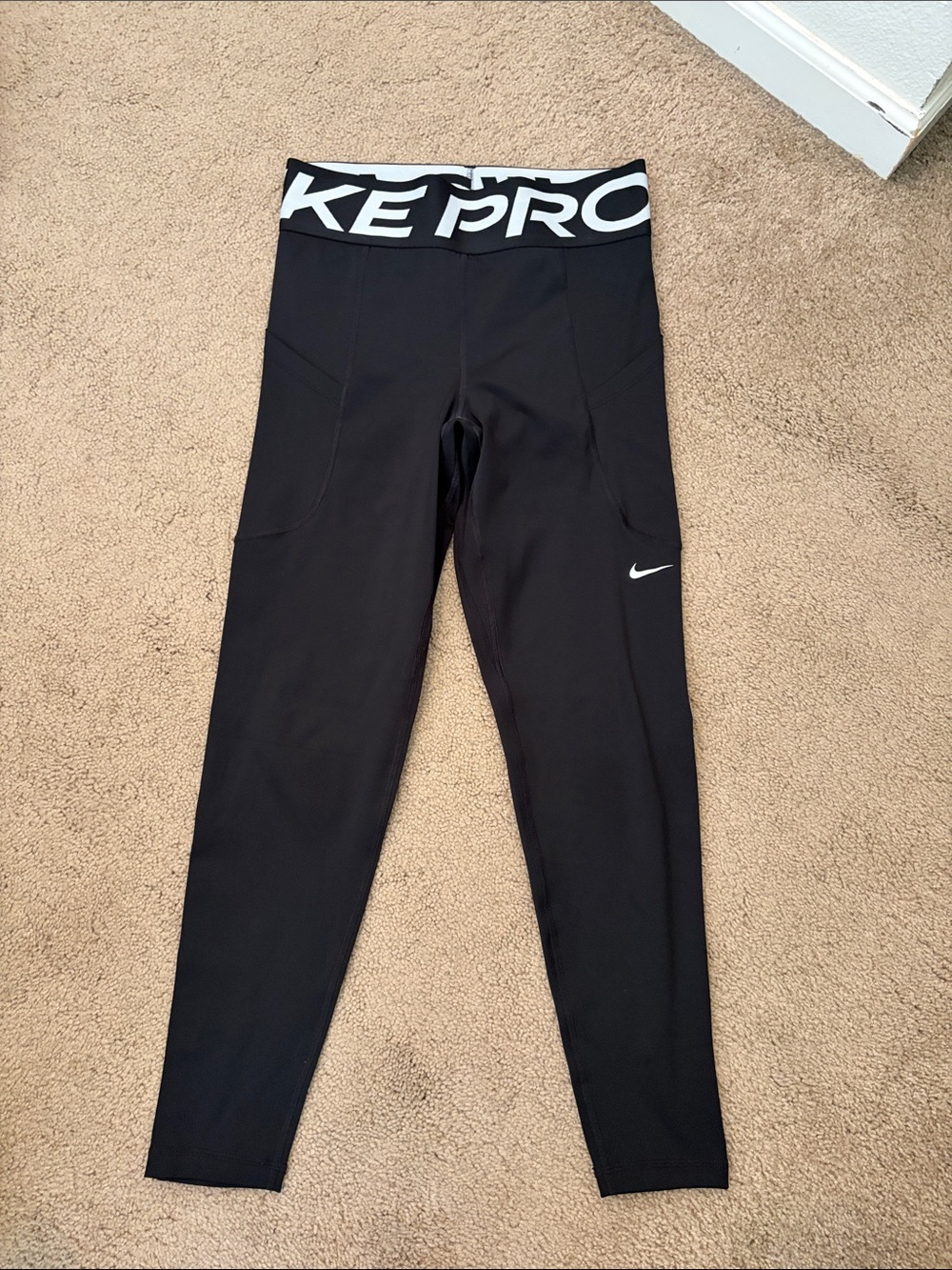 Women’s Nike Pro High-Waist Leggings with Pockets
